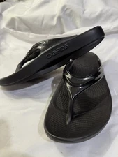 OOFOS Woman’s Black sandals W/Size 10