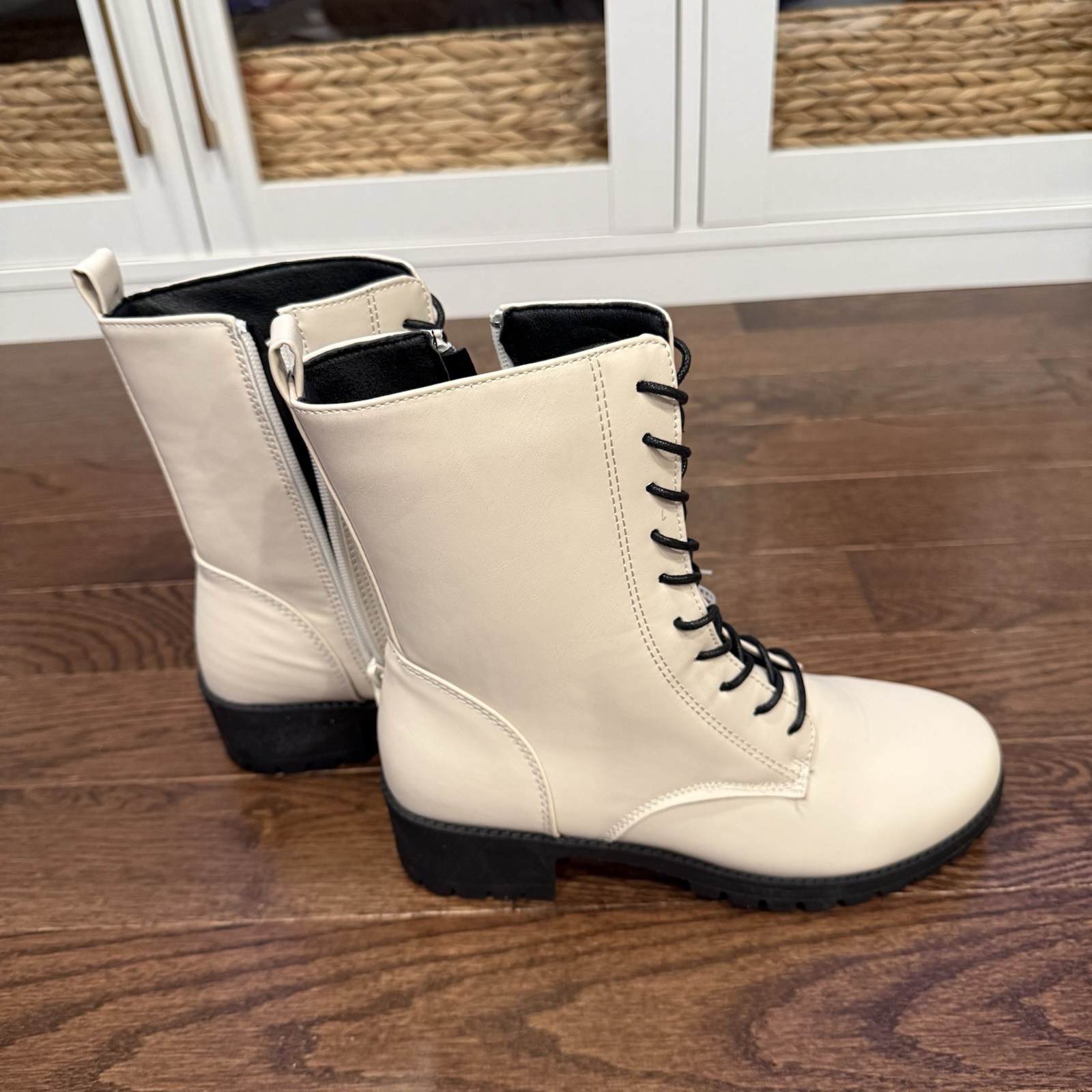 SAOLA Stivali da combattimento alti donna avorio taglia 7 5 neri lacci suola grossa nuovi senza etichette