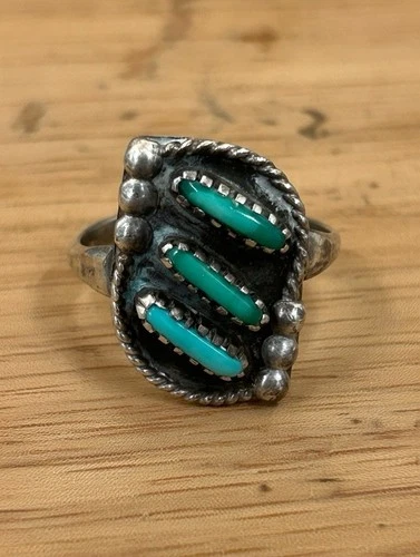Sweet Vintage Zuni Sterling Silver Turquoise Petit Point Ring Size 7