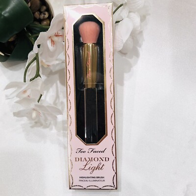 Too Faced Diamond Light Highlighting Pinsel – Synthetische Haare, Ergonomischer Griff – Für Perfektes Highlighting & Contouring