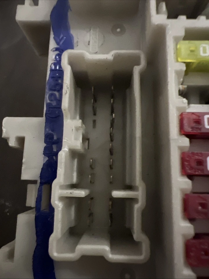 Bloque de conexiones relé caja de fusibles interior cabina Titan Nissan Armada Quest 07-12 OEM Foto 2 de 4