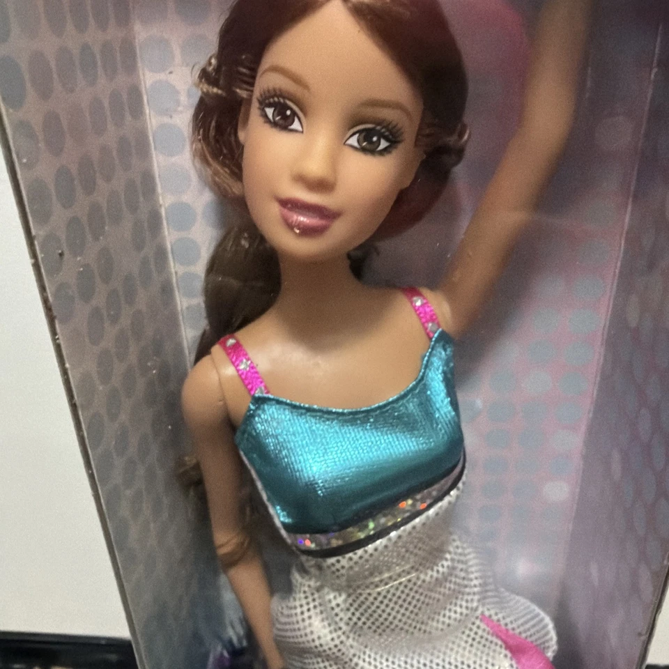 Barbie Pom Pom Divas Doll  Cheerleader TERESA  Doll. Box Has Signs Of Shelf Wear - Image 3 of 4