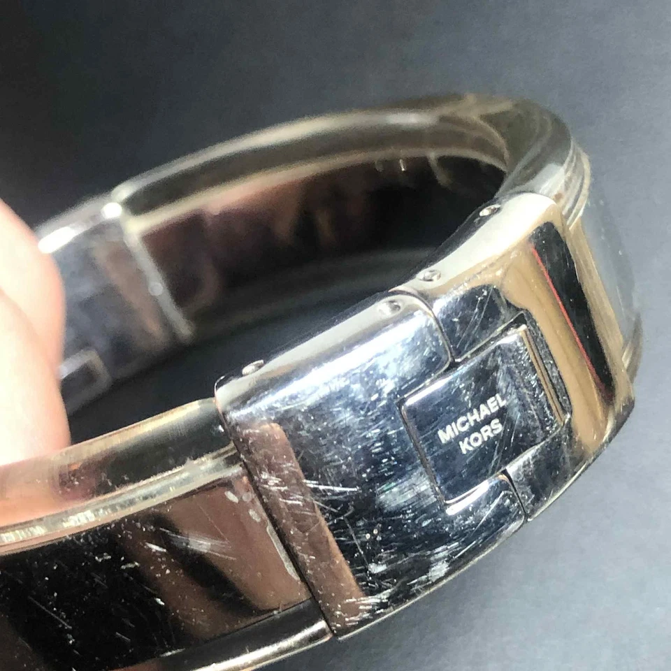 Brazalete Brazalete Michael Kors 8062 Tono Plateado Acrílico Bisagras 6.75" Foto 3 de 4