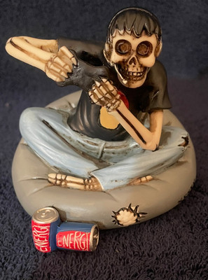 2012 SUMMIT skeleton video gamer on bean bag HTF 3 3/4 inch tall statue figure