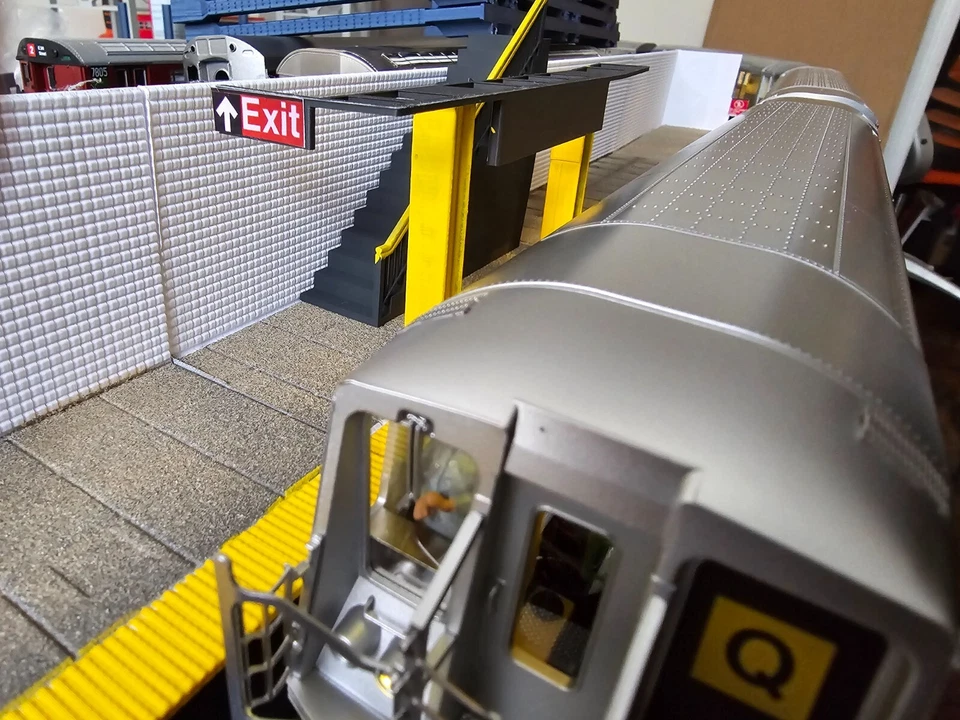 NYC MTA subway station set pillars signs trash can Bench O scale Mth or lionel - Image 3 of 4