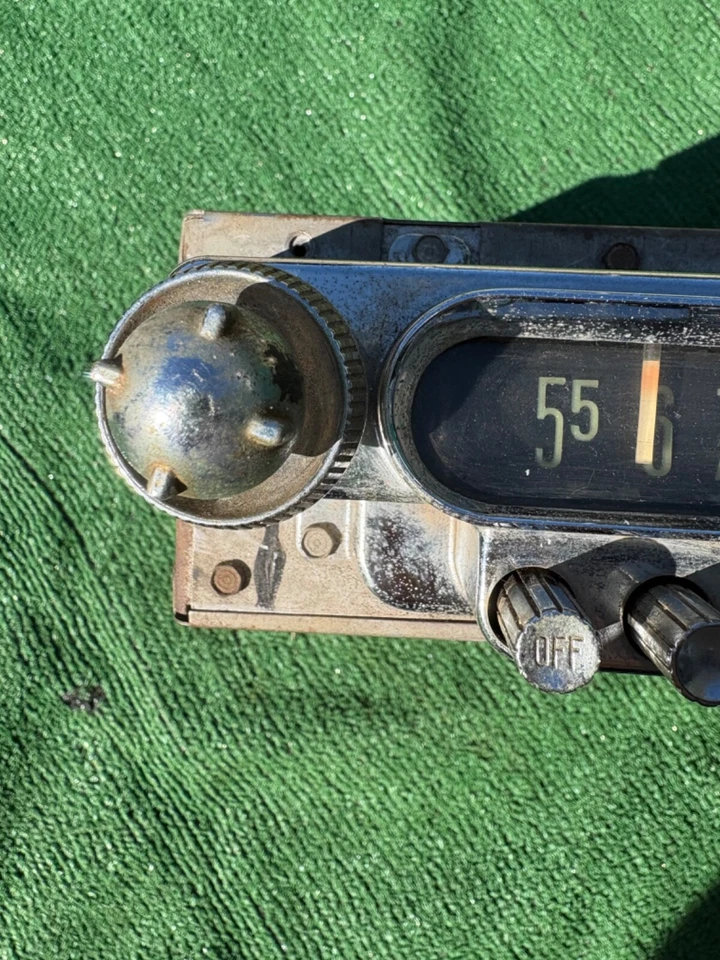 1949 1950 ? Ford Deluxe Hi Fidelity radio with push buttons and knobs 49 50 Foto 3 de 4