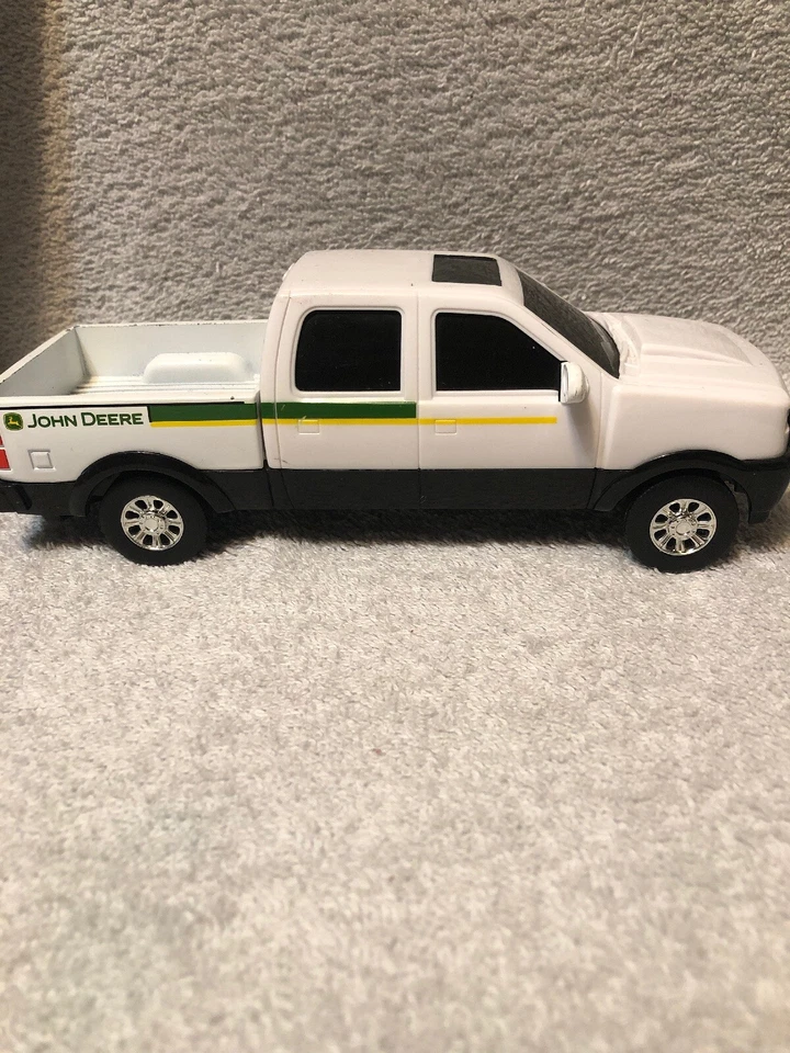 Ertl 1:24 John Deere Truck Pick up White and Green has hole hitch  - Image 2 of 4