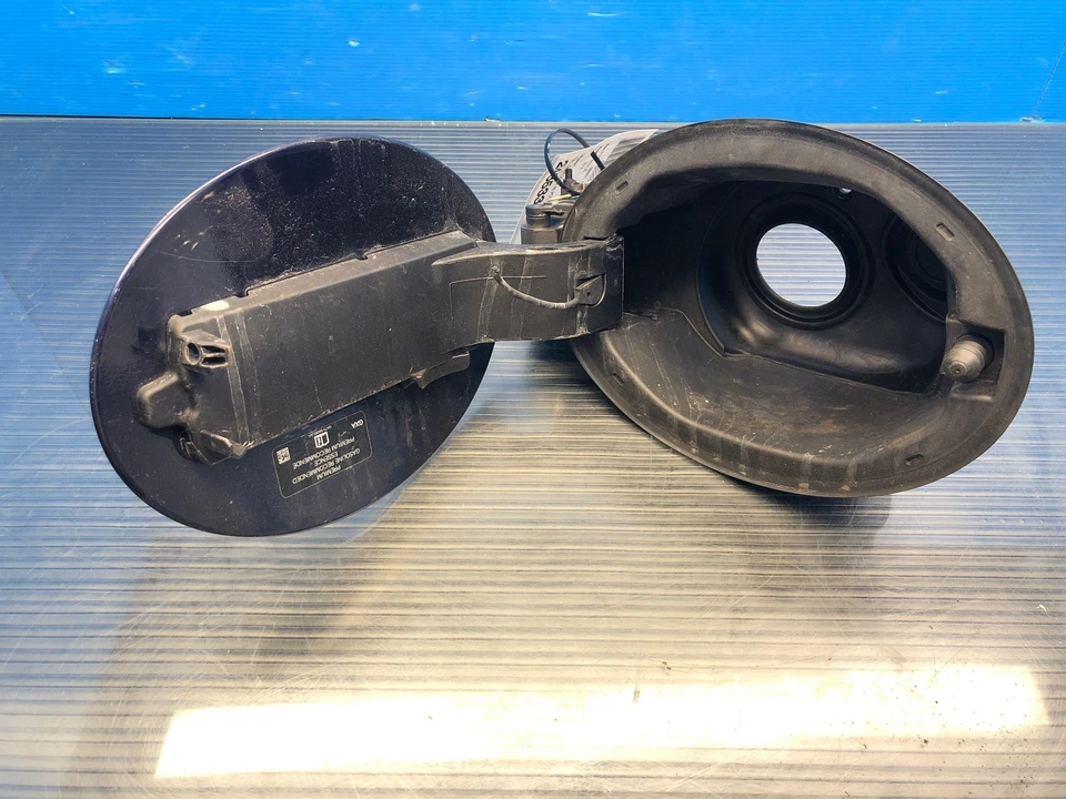 2017-2021 JAGUAR F-PACE OEM FUEL TANK DOOR W/ POCKET  HK8327936 - Imagem 2 de 4