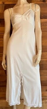 VINTAGE 1970s SEARS SIZE 32/34 IVORY FORMAL LENGTH FULL SLIP    #16143