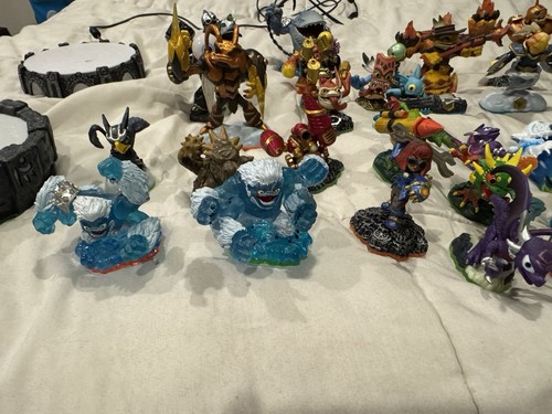 Skylanders Lot Of 44 Figures w/ Accessories - Picture 2 of 10