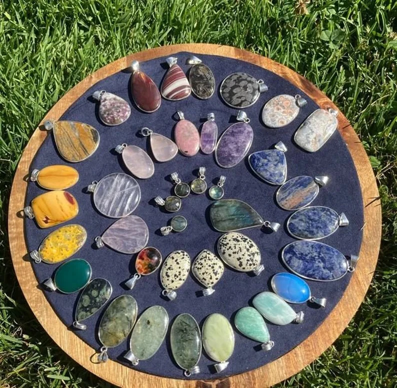 Colgantes de bisel de varios cristales naturales, colgante de declaración, colgante de bisel de piedras preciosas ~ Foto 2 de 2