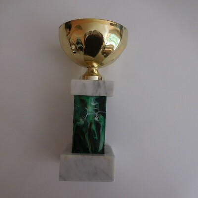 Socle en marbre trophée doré - France