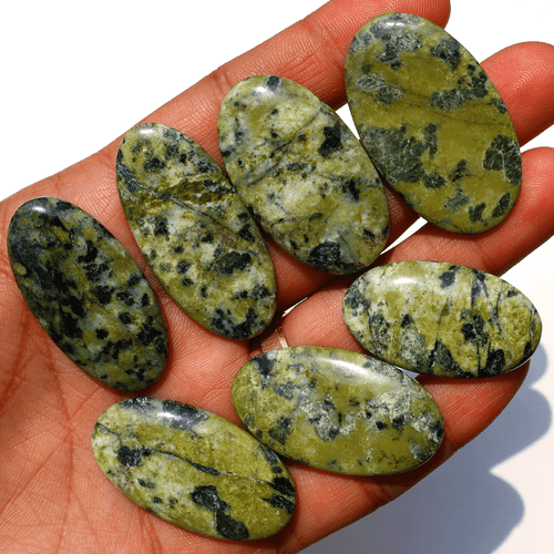 Venta al por mayor Lote de 7 piedras preciosas cabujón ovalado serpentina natural sin tratar 36-44 mm - Imagen 9 de 11