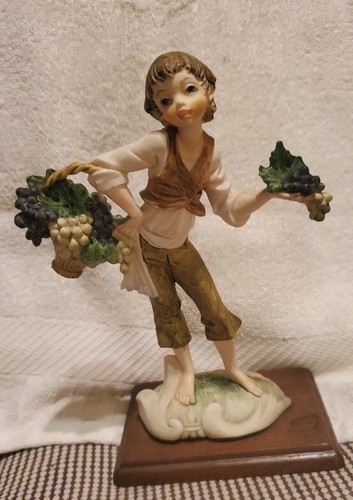 Vntg Statuetta Capodimonte Italiana? Fontanini? "Cesto frutta raccolta uva ragazzo 7"" - Foto 2 di 8