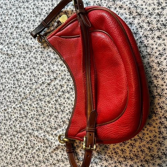 Bolso de hombro vintage Dooney & Bourke de cuero rojo con detalles marrones Foto 3 de 4