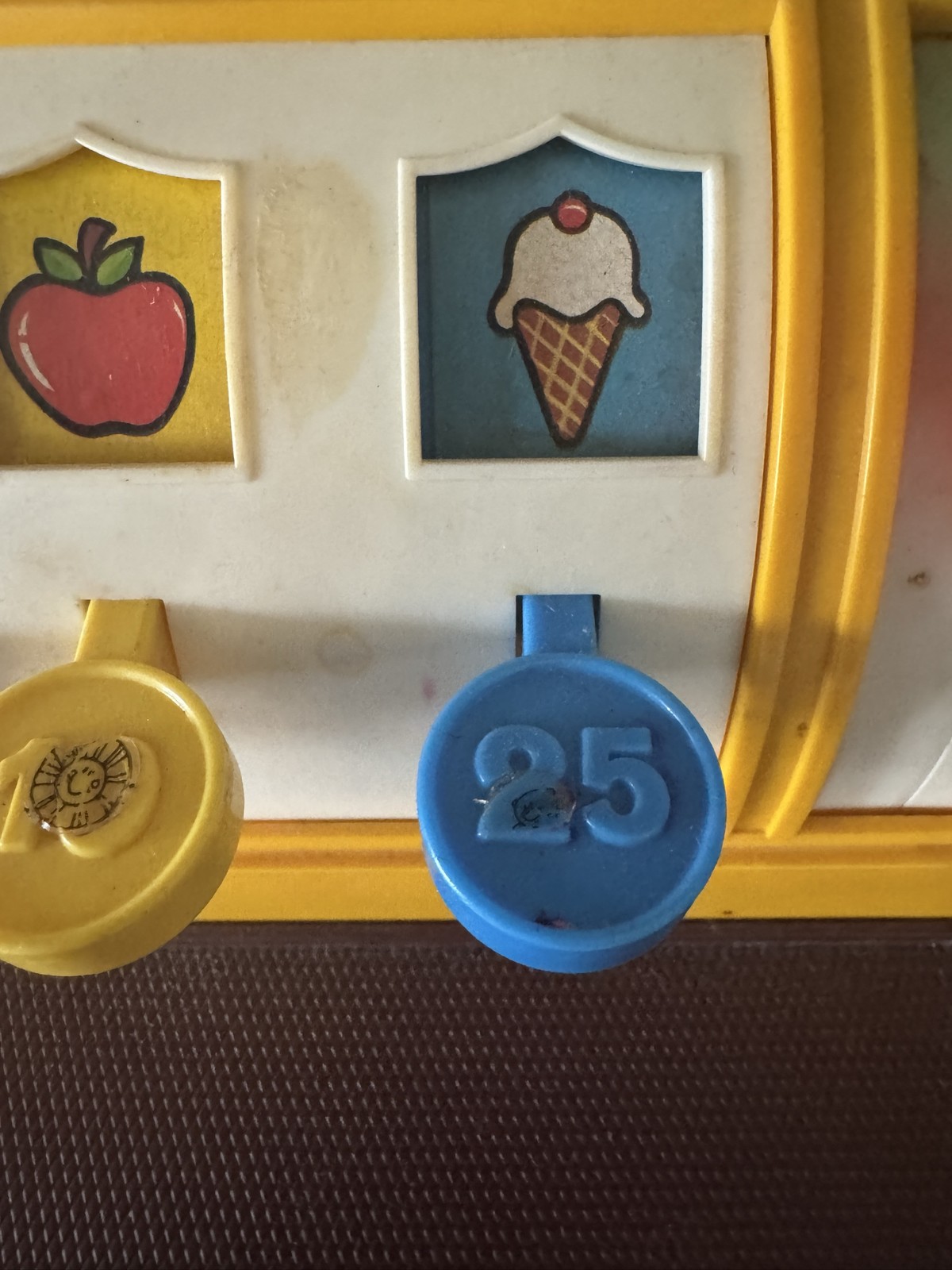 как выглядит 1974 Fisher Price Cash Register 926 Toy W/ 2 Coins Bell Drawer фото