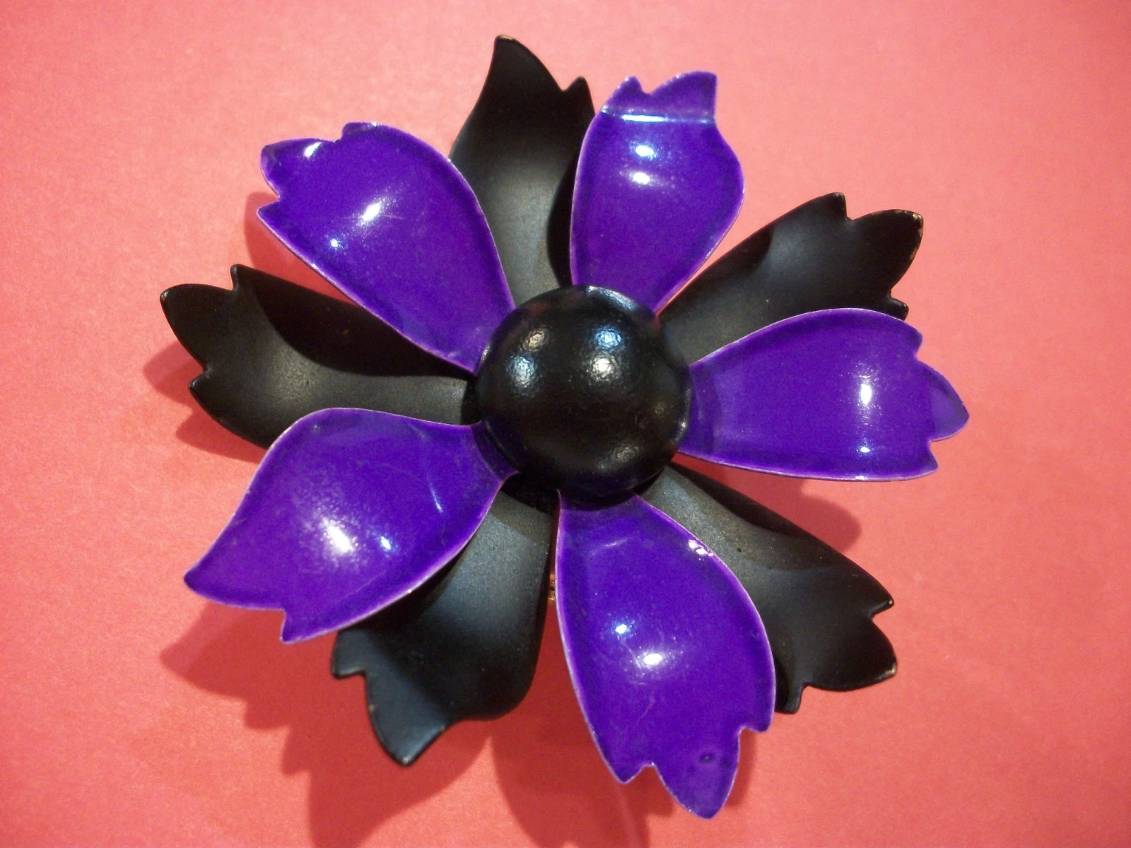 VTG MeTaL ENaMeL GLoSSy PURPLe/SaTiN BLaCK DiMENSiONAL LaYeReD FLoWeR PiN (READ)