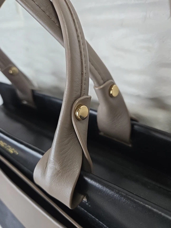 Cartera de mano bandolera de cuero negro/beige Halston Heritage Foto 3 de 4