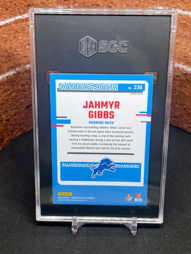 Donruss Optic Jahmyr Gibbs Pink Prizm (RC) 2023 #236 SGC 9,5 MT+ - Imagen 2 de 2