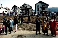 CGE65 1996 Orig Color Photo GORAZDE PEOPLE AWAIT FOOD CONVOY BOSNIA HERZEGOVINA