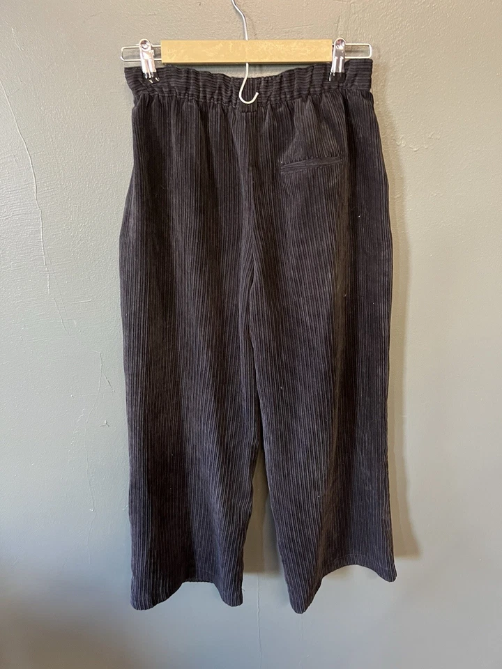 Pantalones chinos Bershka marrón pana para mujer talla mediana Foto 2 de 3