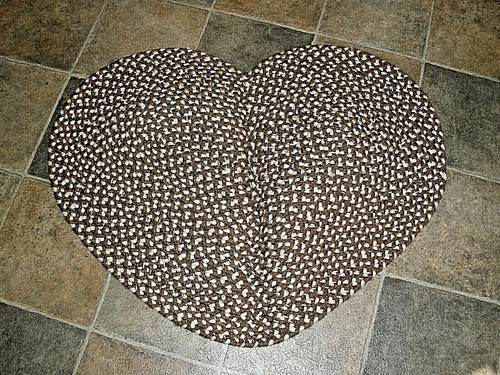 NEW Amish Handmade Brown Heart Braided Rug Approx 21