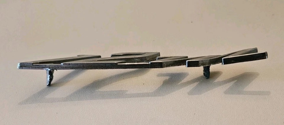 Ford Taunus 1959-1962 emblema de guardabarros de metal "12M" - como se quitó - P/N - 11452404 Foto 4 de 4