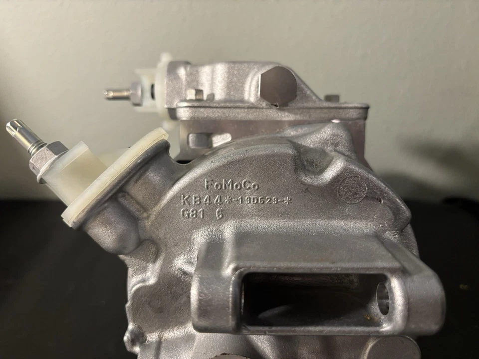 Compresor y embrague de aire acondicionado Ford F2GZ19703R - Nuevo OEM Motorcraft YCC-614 Foto 3 de 4