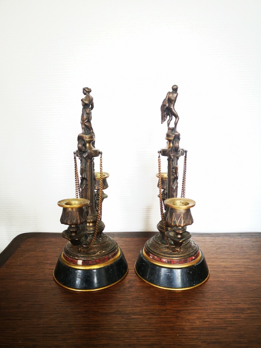 Paire de bougeoirs français Louis XVI en marbre blanc avec montures en bronze do