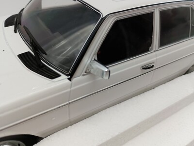 KKDC180351 Mercedes Bens 230E 1975 Weiß
