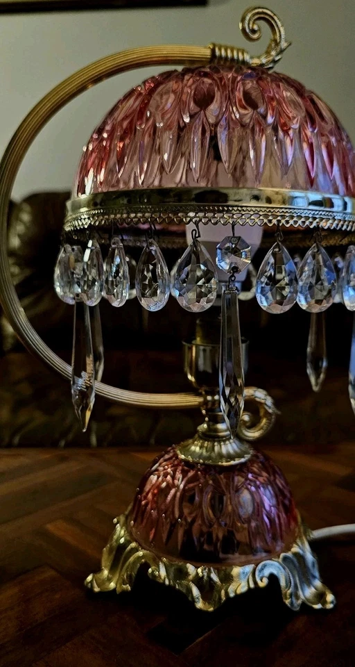 Antigua lámpara de escritorio francesa de los años 50 con base de latón y pantalla de cristal rosa Foto 2 de 4