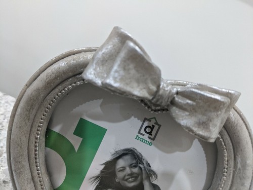 4x4 grey wash, bow, Heart Photo Picture Frame, Resin, glass front, freestanding - Picture 3 of 7