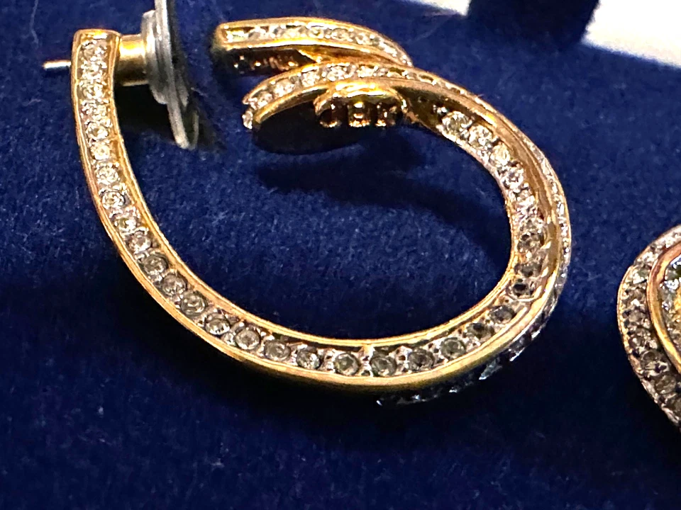 Brincos Camrose & Kamrose reprodução JBK tom dourado CZ - Imagem 3 de 4