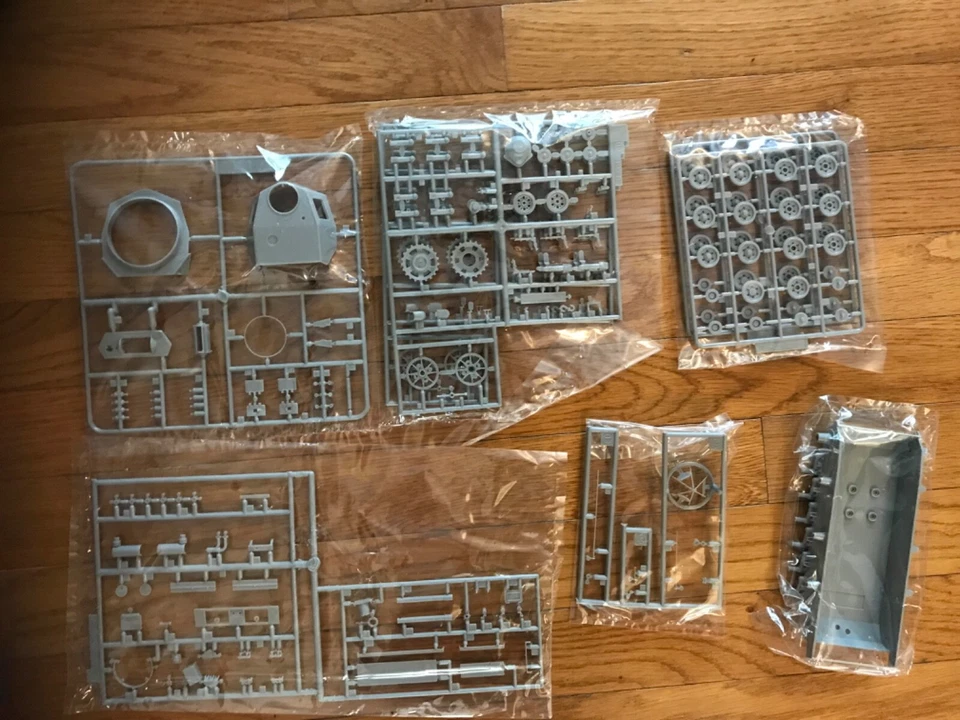 Dragon DML - Pzbflswg III Ausf. K Sd.Kfz. 267 - 1/35 - #9018 NEW, plus figures - Image 4 of 4