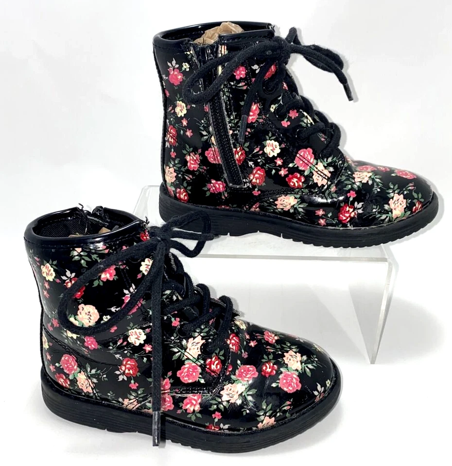 Botas de combate The Children’s Place para niños pequeños talla 8 negras florales CH27*J Foto 2 de 4