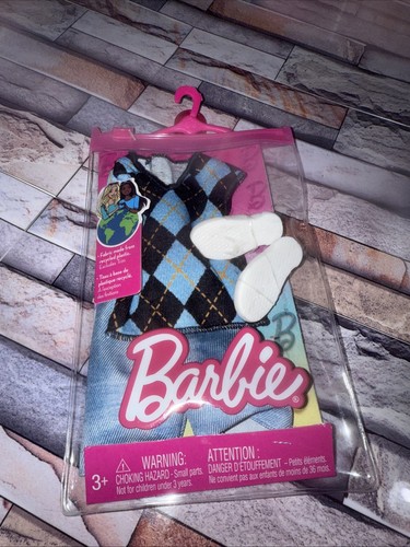 Conjunto de moda Barbie Mattel para muñeca Ken con chaleco Argyle pantalones cortos y zapatos - Imagen 2 de 7