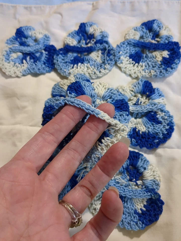 Juego de 8 servilletas de ganchillo de pensamiento azul y blanco hechos a mano de colección de los años 40 Cottagecore Foto 4 de 4