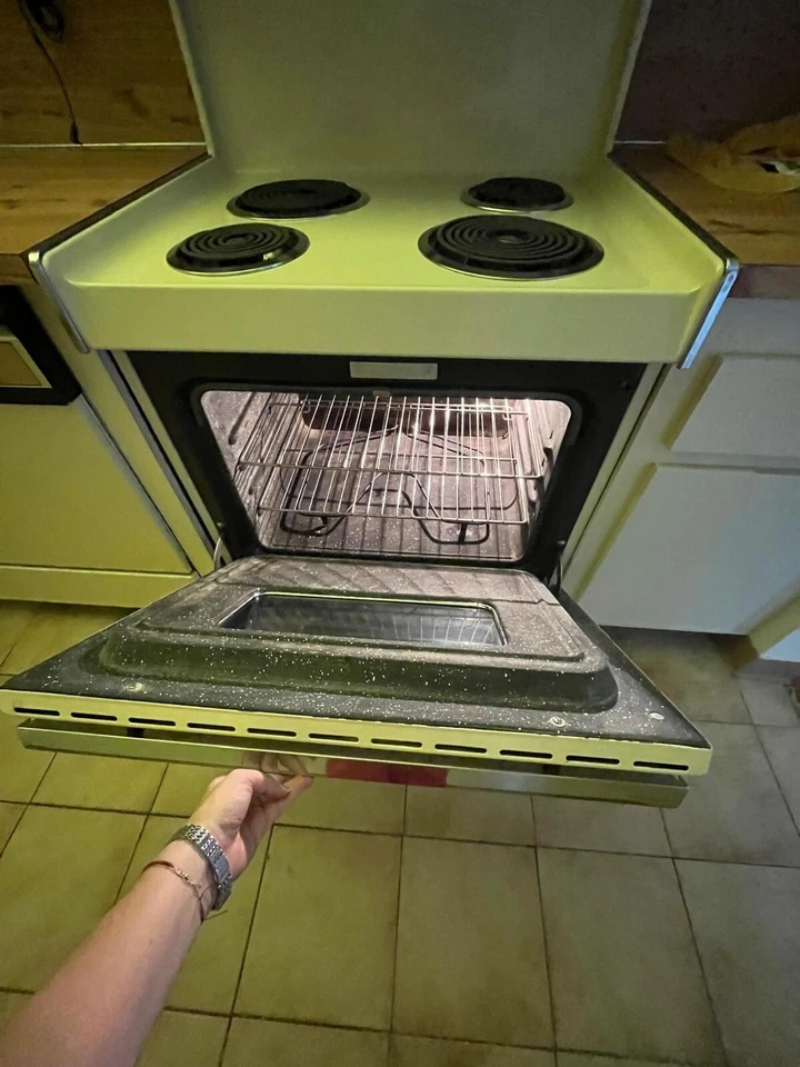 Original Vintage 50 Year General Electric Range + Oven/Microwave. Works Perfect! - Image 4 of 4