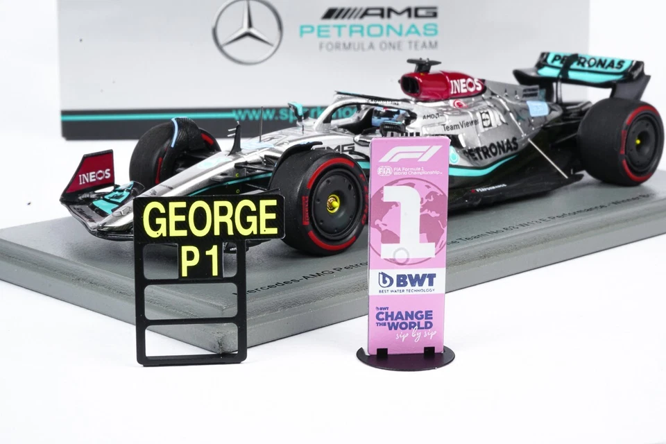 Mercedes W13 George Russell Winner Brazil 2022 1/43 Spark with pitboard - Immagine 3 di 4