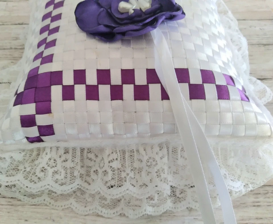 Almohada portadora anillo cinta satinada morada y blanca Foto 2 de 3