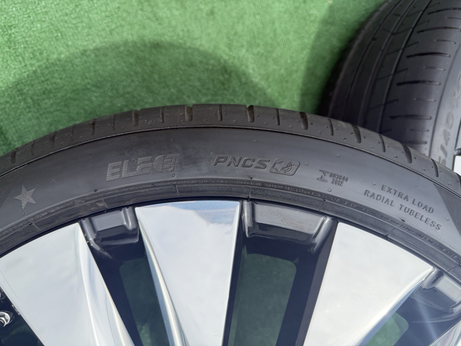 Rolls-Royce Spectre 23” Wing Spoke Wheel & Tire Package – OEM