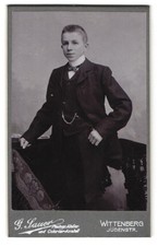 Fotografie Gotthold Sauer, Wittenberg, Jüdenstraße 10, eleganter junger Mann im 