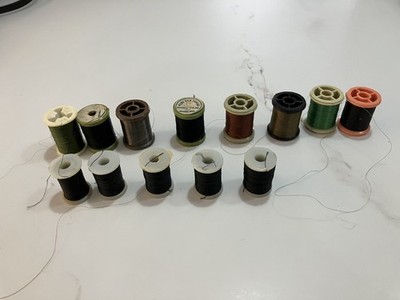 Vintage Konvolut Fliegenfischen Bindegarn x 13 Rollen verschiedene Farben & Größen 