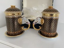Splendida coppia di tazzine da caffè da tè Elefante altamente decorate con coperchio e piattini
