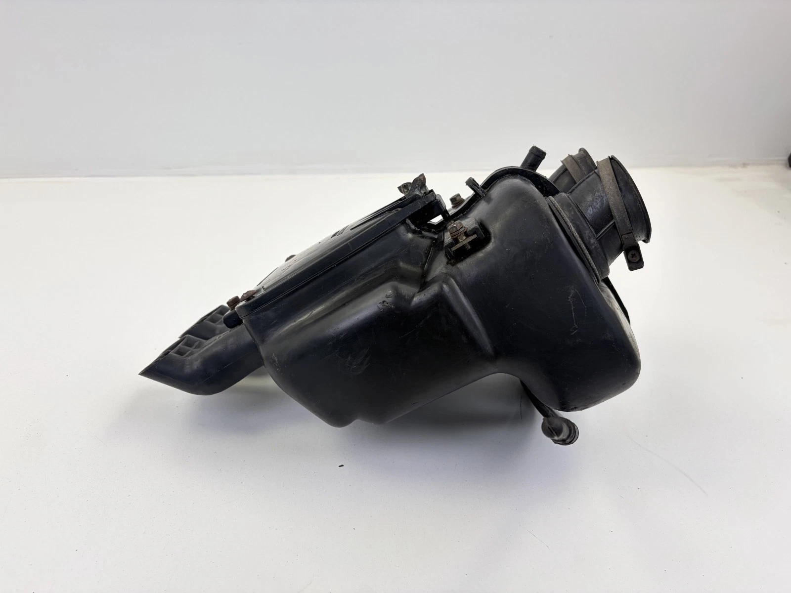 Suzuki | GS450L, GS300L | OEM | Air Cleaner Case Assy. | 13700-44502 | 1985-1988