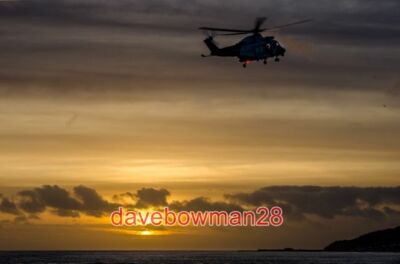 FOTO LYME BAY VON CHARMOUTH DER HUBSCHRAUBER DER KÜSTENWACHE MACHT SEINEN LETZTEN PASS B