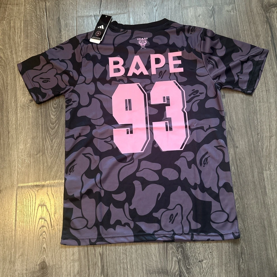 Camiseta BAPE × Adidas Inter Miami en negro y rosa Foto 2 de 4