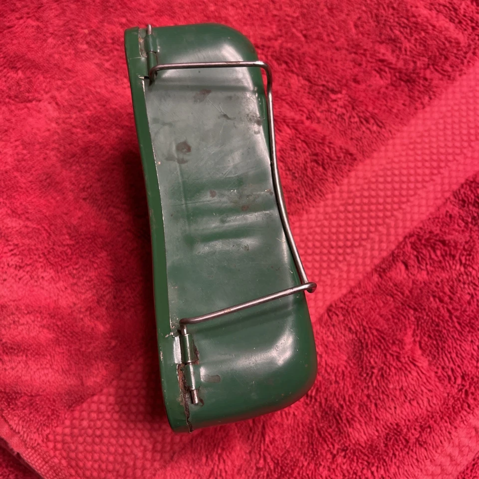 VINTAGE GREEN METAL LIVE BAIT BOX  that clips to belt - Image 4 of 4