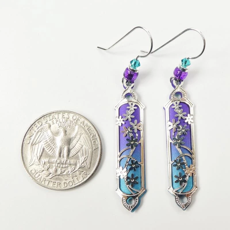 Pendientes Adajio Púrpura y Verde Azulado Columna Larga con Superposición Floral Plata Brillante Foto 4 de 4