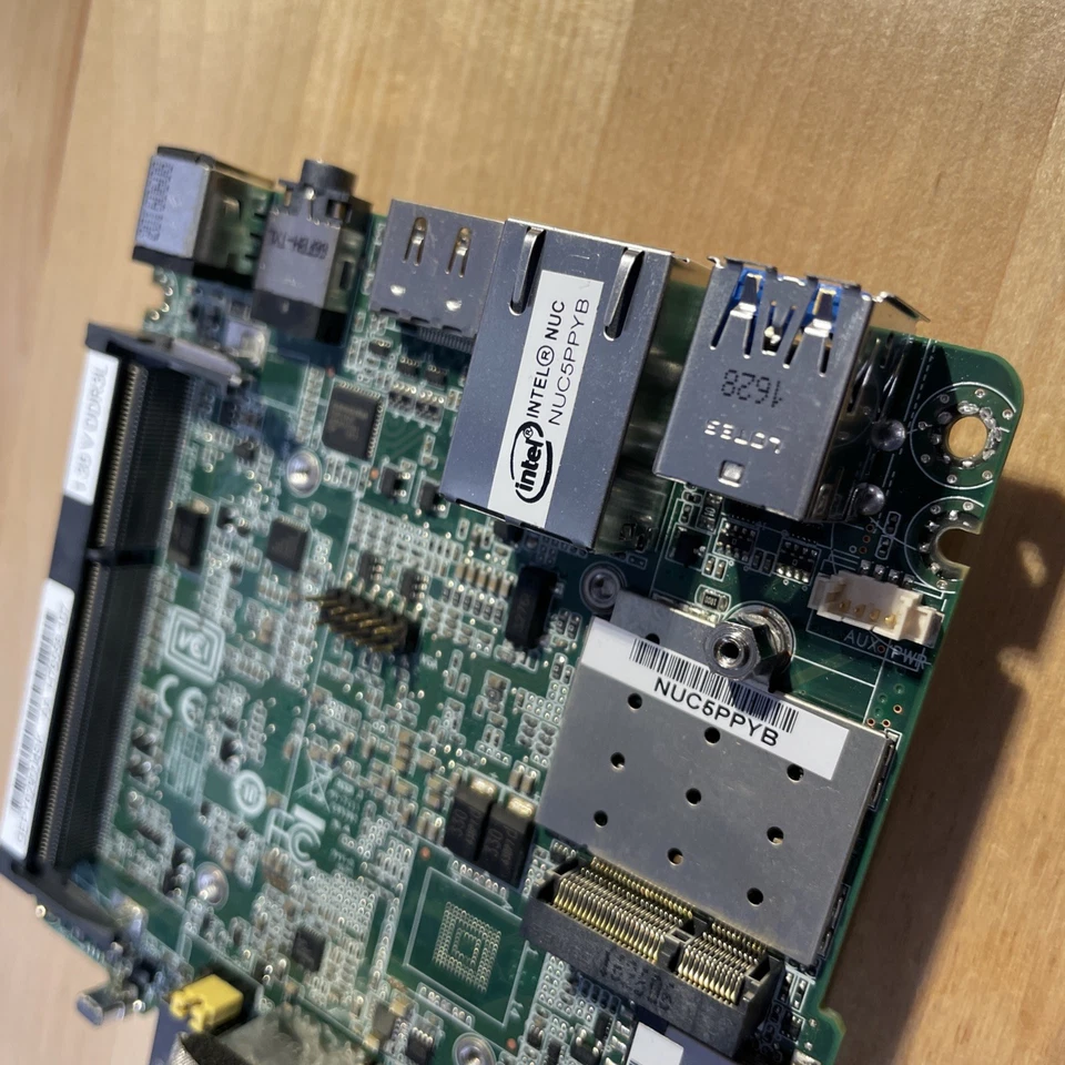 PC ultra compacta Intel Nuc Nuc5ppyb N3700 Quad Core Pentium 8 GB de RAM Foto 2 de 4